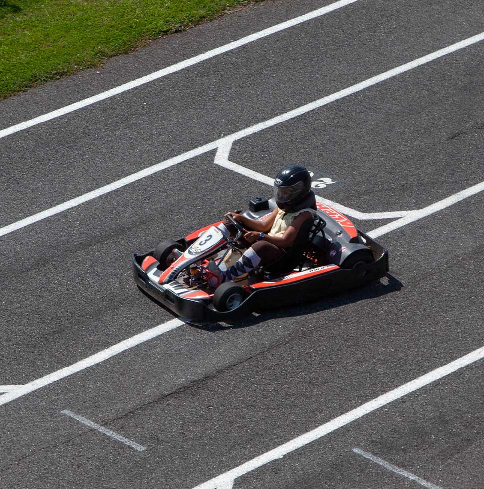 Un enfant qui fait du karting