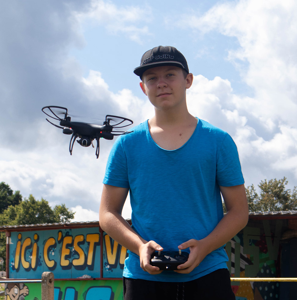 Un enfant qui pilote un drone