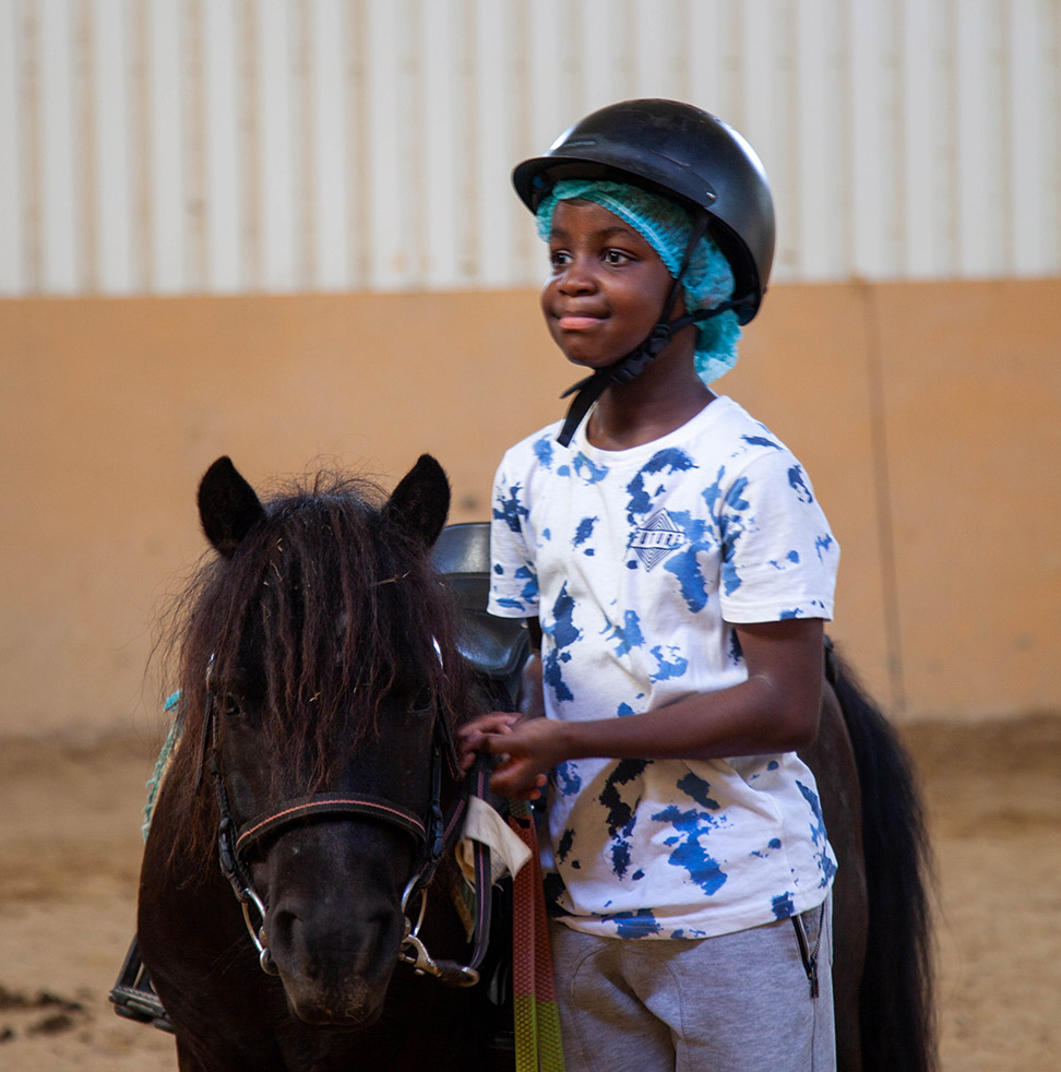 Un garcon avec un poney