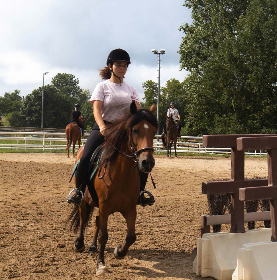 Une fille qui fait du cheval