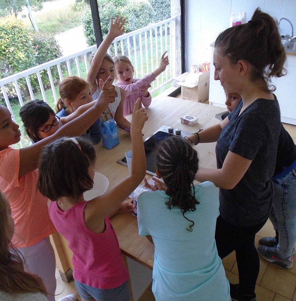 Enfants répondant aux questions sur la recette
