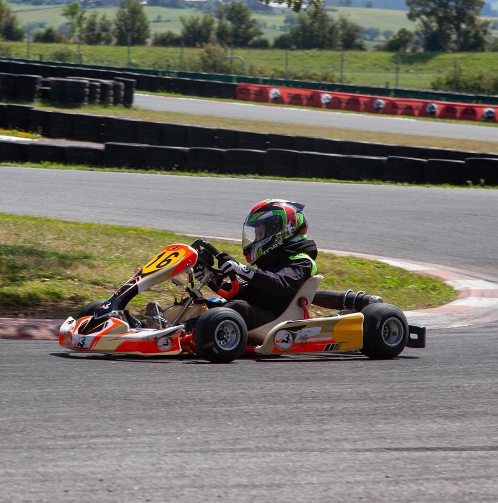 Un enfant sur un circuit de Karting en train de piloter